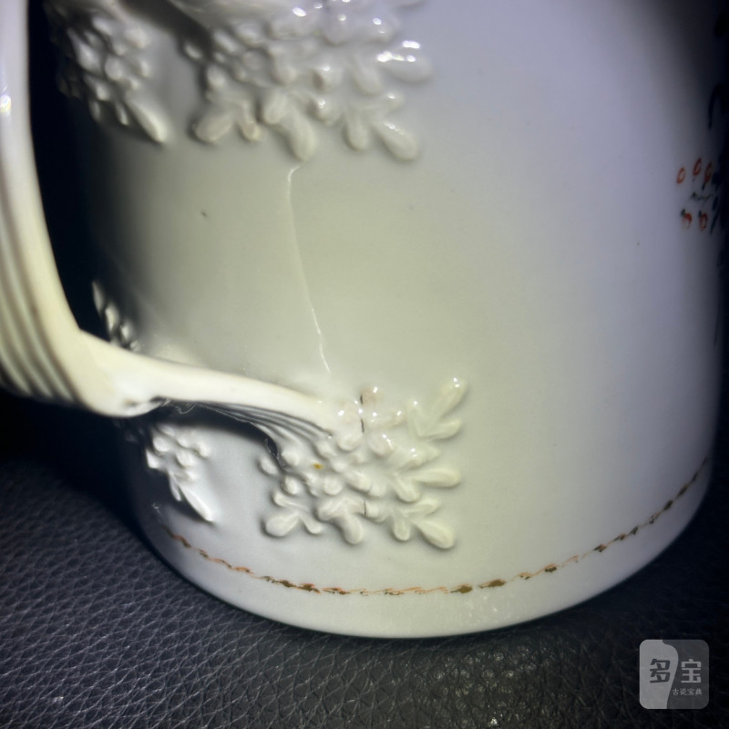 清乾隆 粉彩徽章花灰纹把杯 - 图13